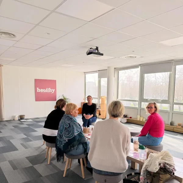 La salle du club Healthy nutrition Labège à Labège, tables et chaises