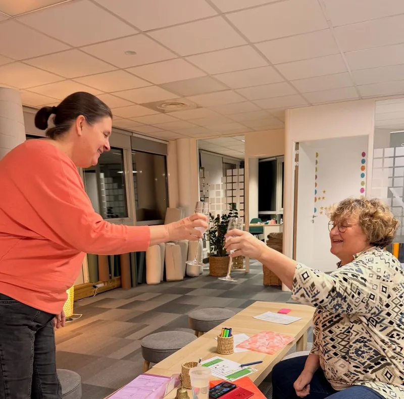 Des membres trinquent à leur bilan au club Healthy nutrition Labège