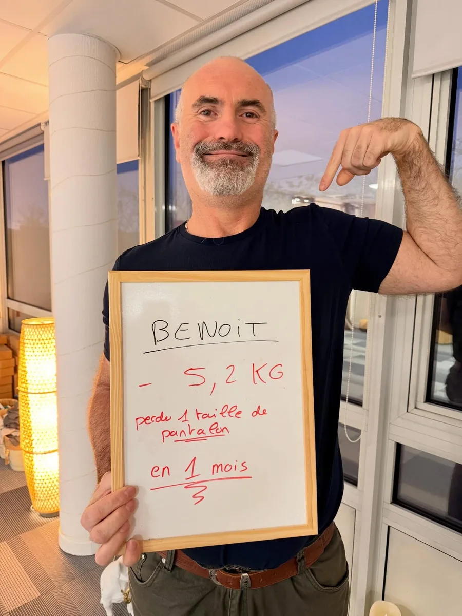 Un membre du club Healthy nutrition Labège à Labège montre son ardoise de résultats
