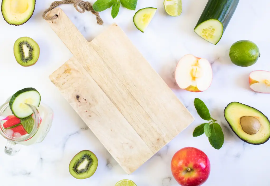 Fruits et légumes frais posés sur une planche en bois